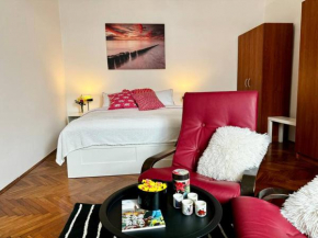 Downtown Delight: Chic Oasis